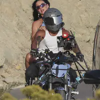 凯蒂佩芮在西班牙伊维萨岛坐摩托车拍摄音乐录影带