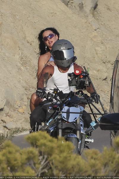 凯蒂佩芮在西班牙伊维萨岛坐摩托车拍摄音乐录影带