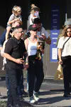 凯蒂·佩芮和奥兰多·布鲁姆带着女儿黛西在纽约翠贝卡区散步