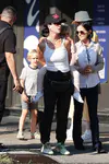 凯蒂·佩芮和奥兰多·布鲁姆带着女儿黛西在纽约翠贝卡区散步