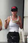 凯蒂·佩芮和奥兰多·布鲁姆带着女儿黛西在纽约翠贝卡区散步