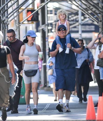 奥兰多·布鲁姆和凯蒂·佩芮带着女儿黛西家庭出游