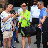 凯蒂佩芮在离开酒店时抽空与粉丝们打招呼并签名