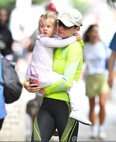 凯蒂佩芮携女儿黛西现身纽约