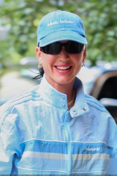 凯蒂佩芮结束健身课程后，回到格林威治酒店