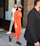 凯蒂佩芮从酒店离开，戴着迷彩帽表示对哈里斯-沃尔兹的支持