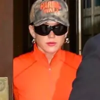 凯蒂佩芮从酒店离开，戴着迷彩帽表示对哈里斯-沃尔兹的支持