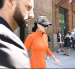 凯蒂佩芮从酒店离开，戴着迷彩帽表示对哈里斯-沃尔兹的支持