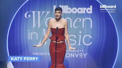Katy Perry在「Billboard Women in Music 2024」颁奖礼上为Capitol前CEO Michelle Jubelirer颁奖