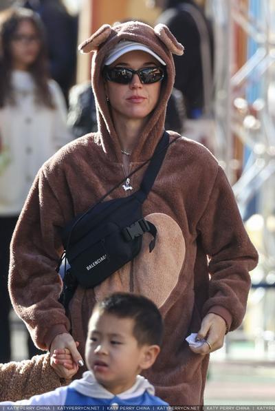 凯蒂佩芮带女儿黛西身着泰迪熊装游玩公园