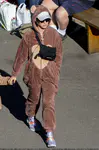 凯蒂佩芮带女儿黛西身着泰迪熊装游玩公园