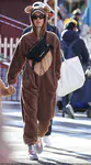 凯蒂佩芮带女儿黛西身着泰迪熊装游玩公园
