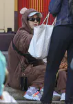 凯蒂佩芮带女儿黛西身着泰迪熊装游玩公园
