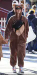 凯蒂佩芮带女儿黛西身着泰迪熊装游玩公园