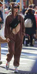 凯蒂佩芮带女儿黛西身着泰迪熊装游玩公园