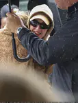 结束澳大利亚巡演后抱着女儿黛西离开悉尼机场