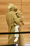 结束澳大利亚巡演后抱着女儿黛西离开悉尼机场