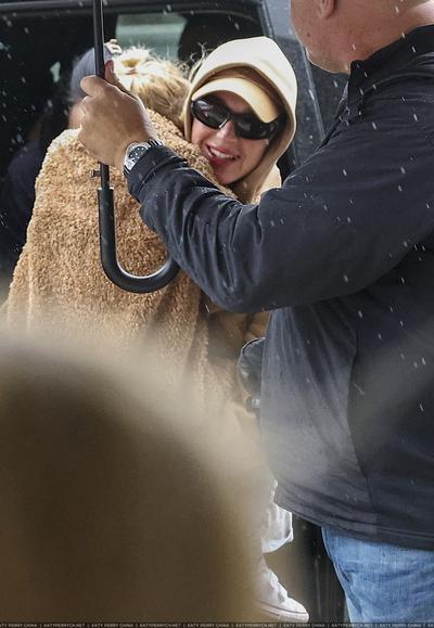 结束澳大利亚巡演后抱着女儿黛西离开悉尼机场