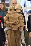 结束澳大利亚巡演后抱着女儿黛西离开悉尼机场