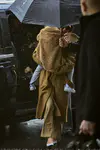 结束澳大利亚巡演后抱着女儿黛西离开悉尼机场