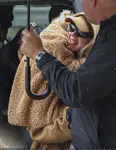 结束澳大利亚巡演后抱着女儿黛西离开悉尼机场