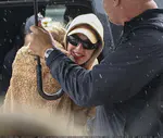 结束澳大利亚巡演后抱着女儿黛西离开悉尼机场
