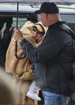 结束澳大利亚巡演后抱着女儿黛西离开悉尼机场