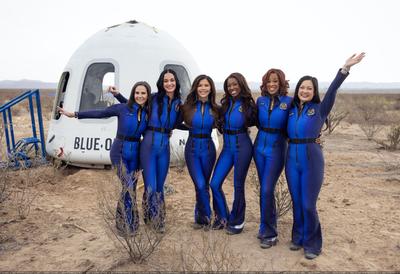 水果姐成功登上太空，返回地球后亲吻大地！