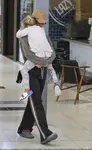 凯蒂佩芮带女儿逛悉尼Lidcombe购物中心