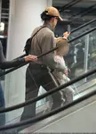 凯蒂佩芮带女儿逛悉尼Lidcombe购物中心