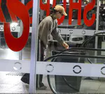 凯蒂佩芮带女儿逛悉尼Lidcombe购物中心