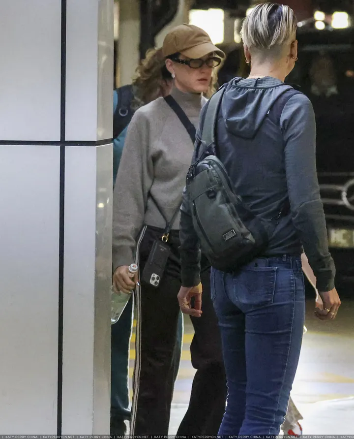 凯蒂佩芮带女儿逛悉尼Lidcombe购物中心