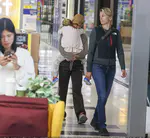 凯蒂佩芮带女儿逛悉尼Lidcombe购物中心