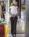 凯蒂佩芮带女儿逛悉尼Lidcombe购物中心