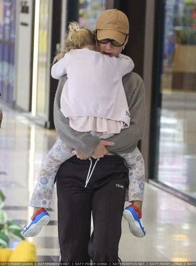 凯蒂佩芮带女儿逛悉尼Lidcombe购物中心