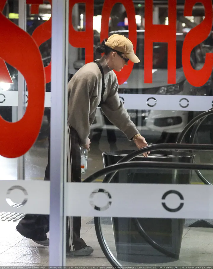 凯蒂佩芮带女儿逛悉尼Lidcombe购物中心