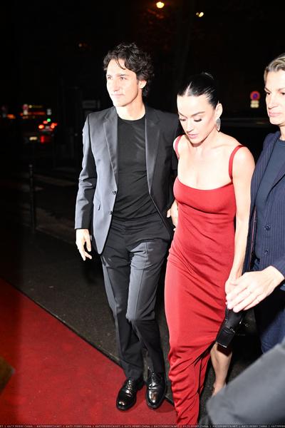 凯蒂佩芮与贾斯廷特鲁多现身特别包场的“疯马秀”俱乐部