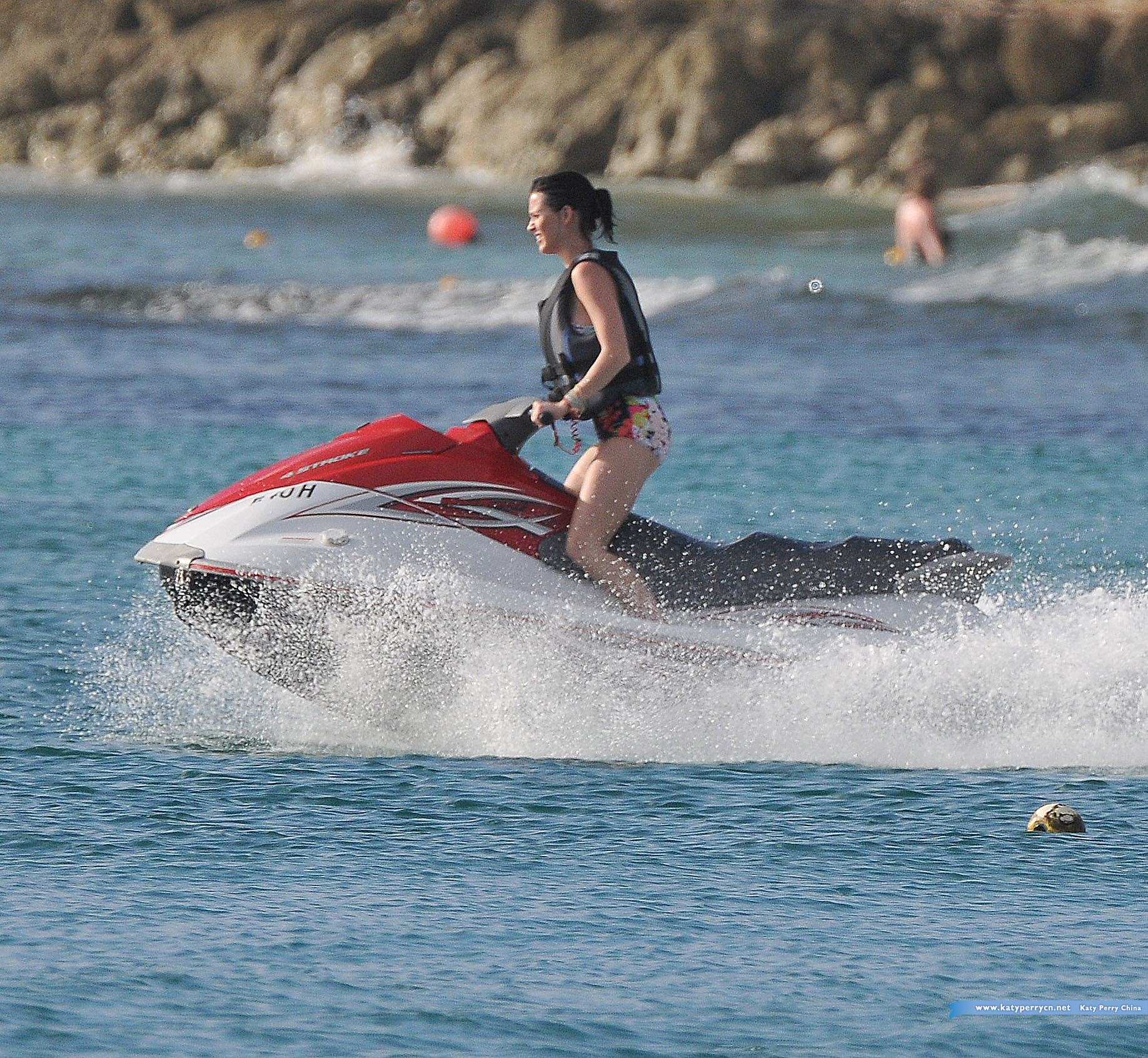 Katy Perry 和 Rihanna 在巴巴多斯海滩玩耍