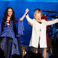 ‘Love Trumps Hate’ 希拉里拉票费城演唱会