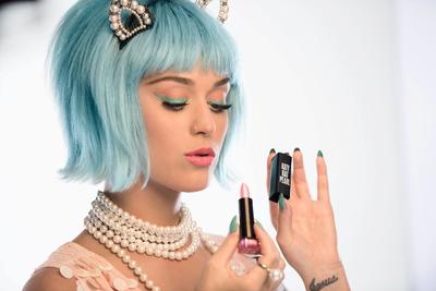 Katy Perry推出全新CoverGirl化妆品 灵感来自美人鱼！