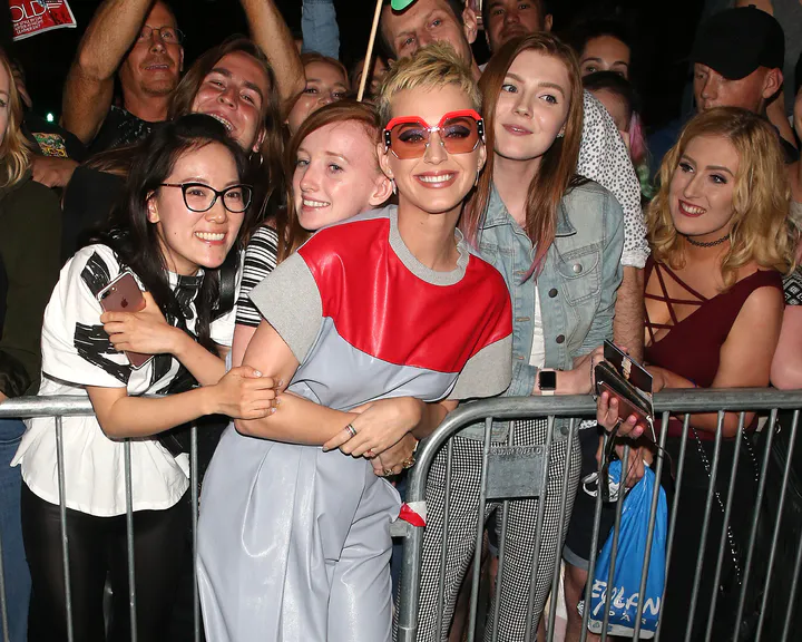 离开Water Rats Pub时和粉丝们见面 - 2017年5月26日街拍