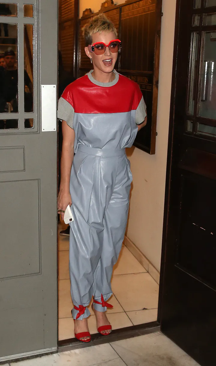 离开Water Rats Pub时和粉丝们见面 - 2017年5月26日街拍