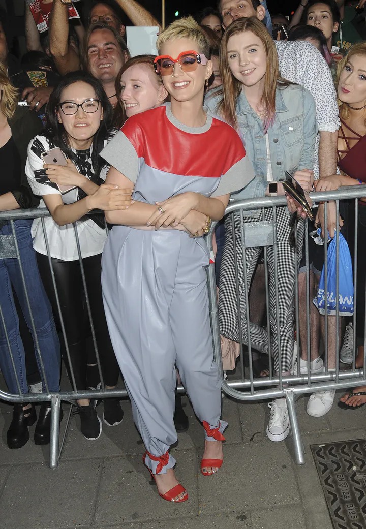 离开Water Rats Pub时和粉丝们见面 - 2017年5月26日街拍