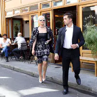 Katy Perry 去和妈妈Mary以及朋友在Coffee parisien共餐