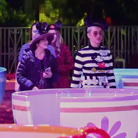 Katy Perry和家人与朋友在迪士尼乐园游玩